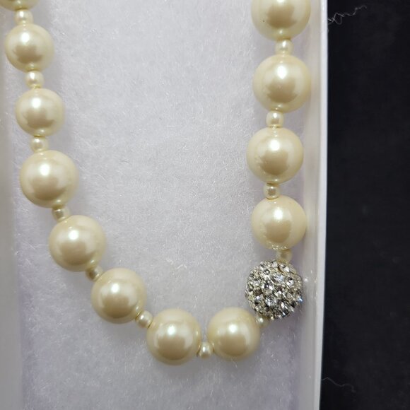 Pearl Clip Earrings and Matching 18 " necklace - Picture 4 of 5